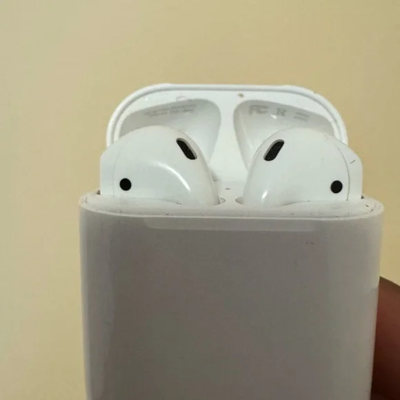 Airpods originals and Airpods Pro 2 - Picture 2 of 4
